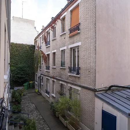 Cosy At The Foot Of Montmartre